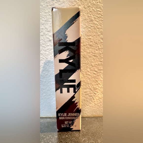 NIB Kylie Jenner Skin Concealer - Picture 1 of 4